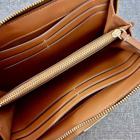 ❌SOLD❌ TORY BURCH GEMINI LINK CANVAS ZIP CONTINENTAL WALLET - Picture 3 of 6